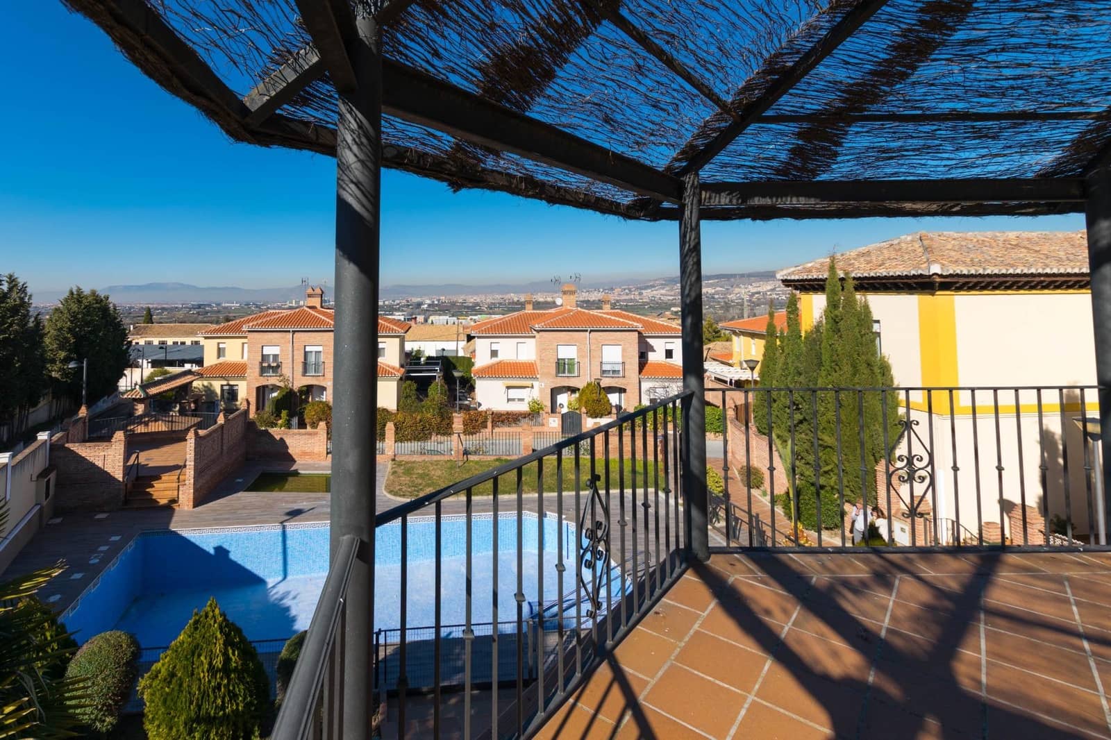 3 sypialnia Willa na sprzedaż w La Zubia z basenem garażem - 299 000 € (Ref: 9562122)