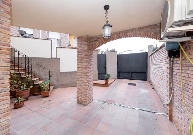 3 chambre Villa/Maison à vendre à La Zubia avec piscine garage - 299 000 € (Ref: 9562122)
