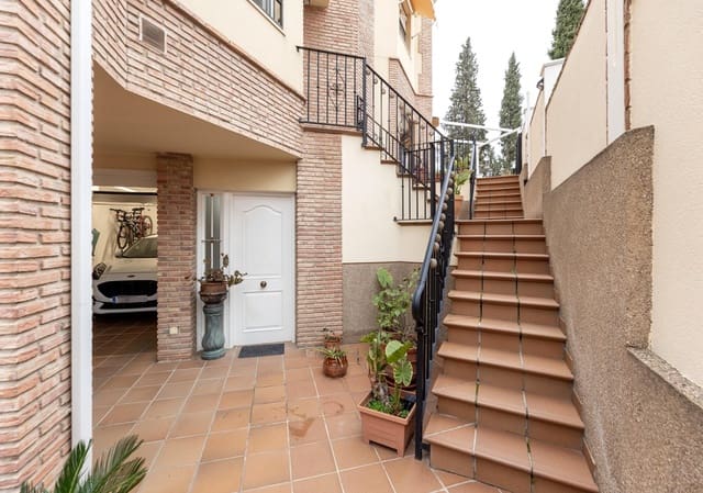 3 chambre Villa/Maison à vendre à La Zubia avec piscine garage - 299 000 € (Ref: 9562122)