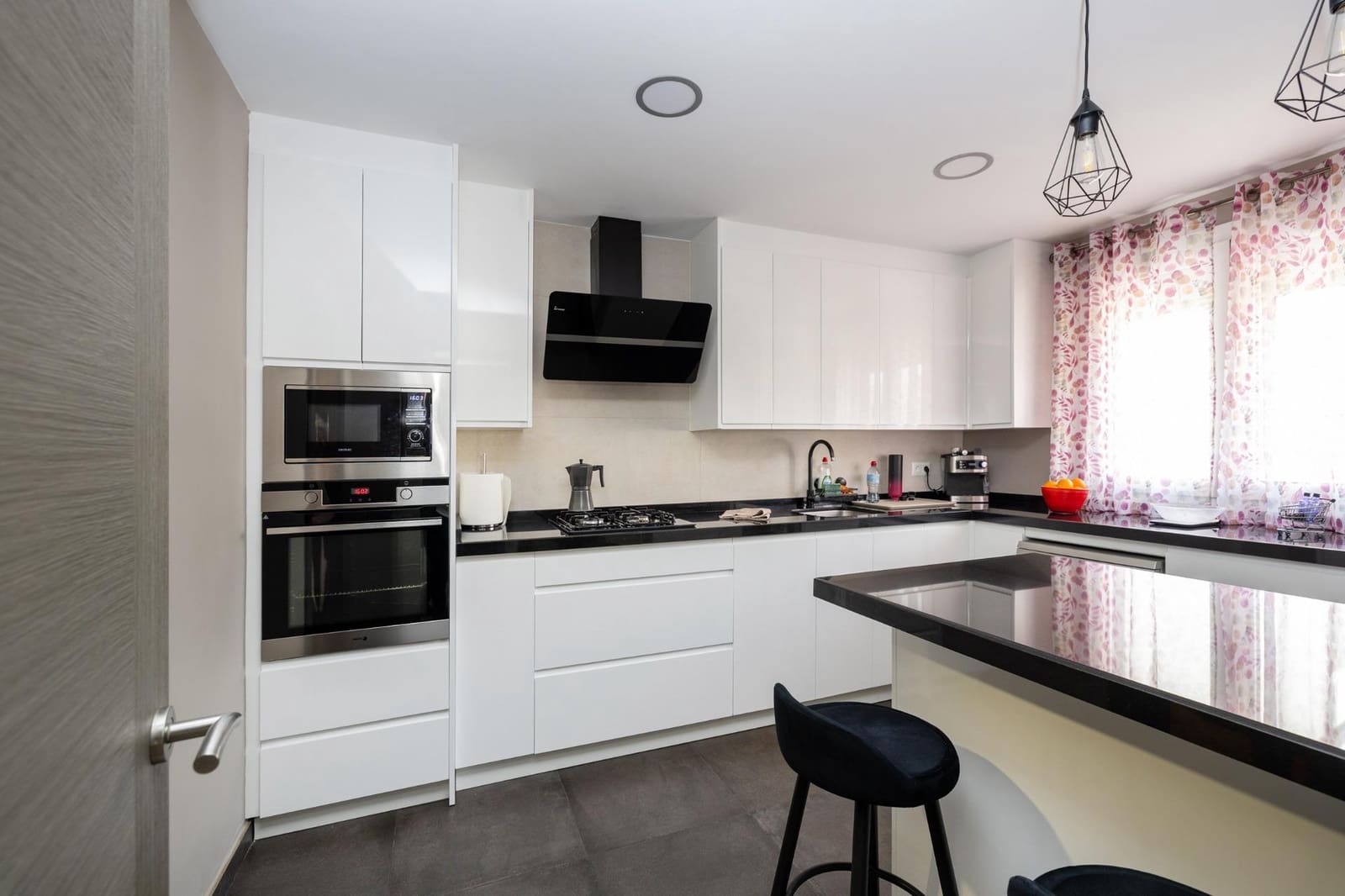 4 soveværelse Semi-Rækkehus til salg i La Zubia med swimmingpool - € 375.000 (Ref: 9569036)