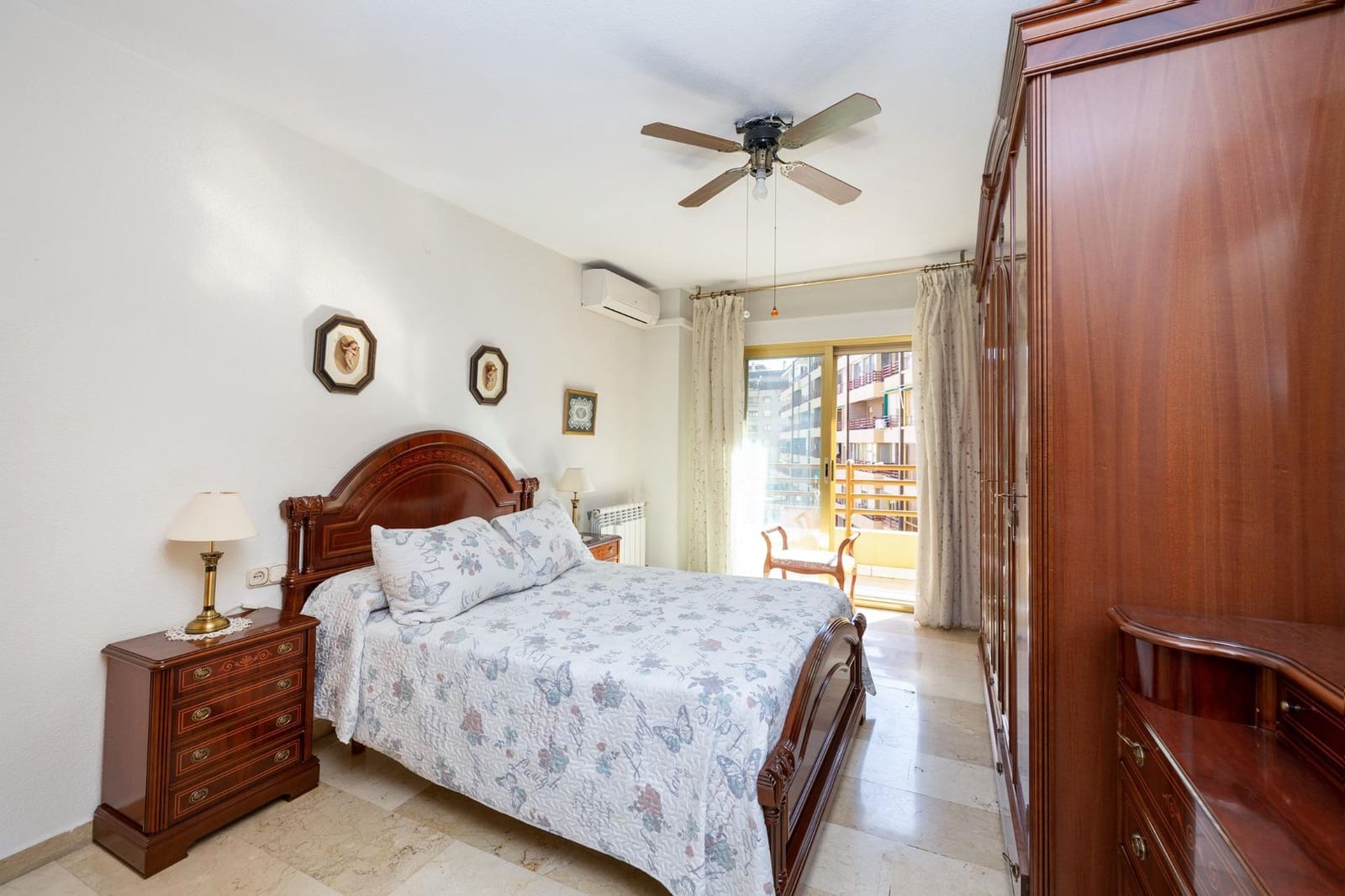 4 bedroom Flat for sale in Granada city with garage - € 455,000 (Ref: 9574810)