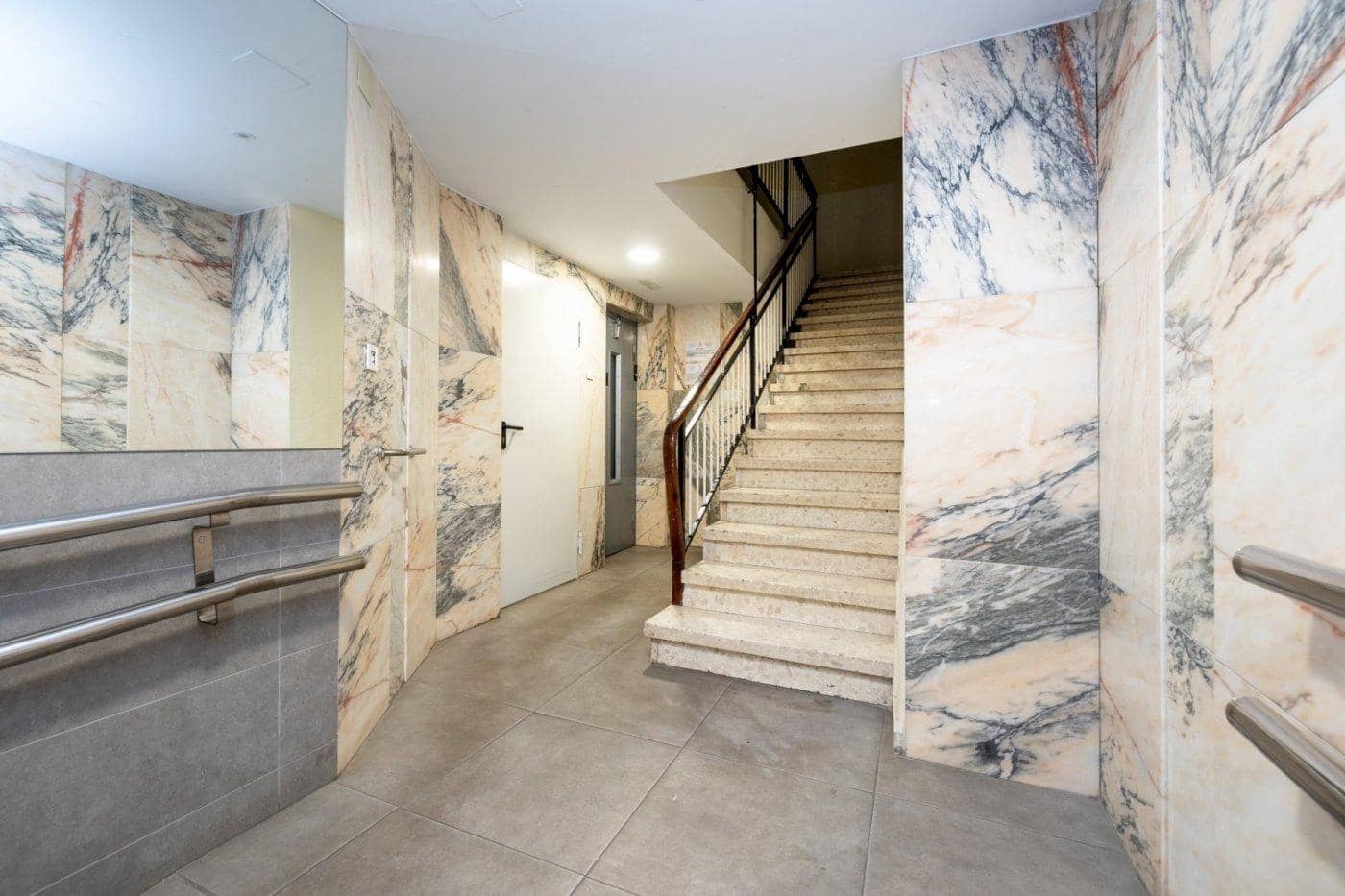 Piso de 5 habitaciones en Granada ciudad en venta - 330.000 € (Ref: 9596431)