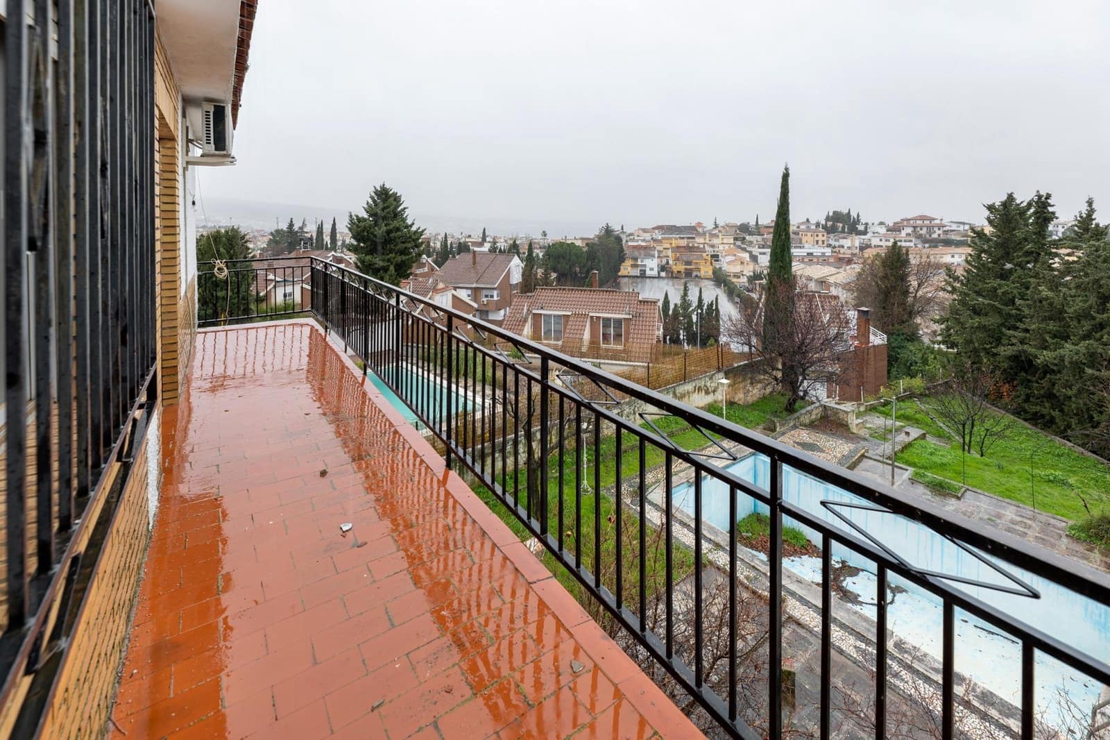 3 sypialnia Willa na sprzedaż w Huetor Vega z basenem garażem - 375 000 € (Ref: 9599742)