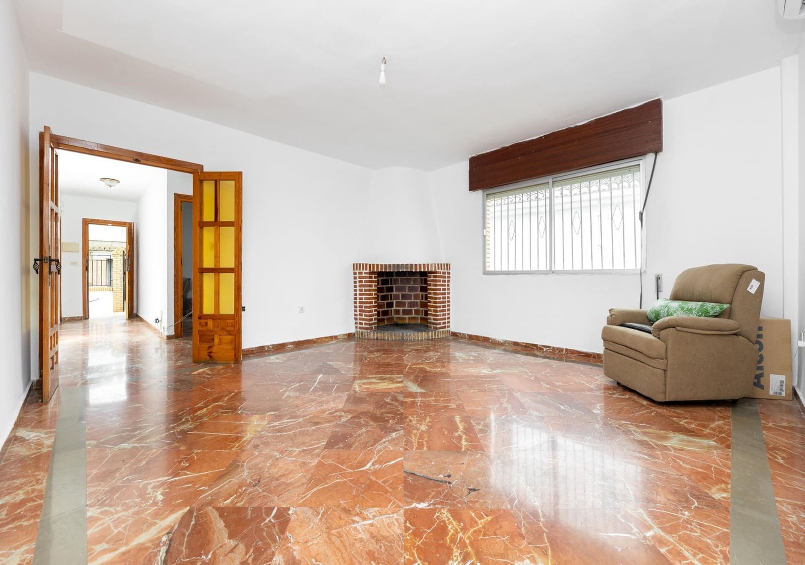 3 sypialnia Willa na sprzedaż w Huetor Vega z basenem garażem - 375 000 € (Ref: 9599742)