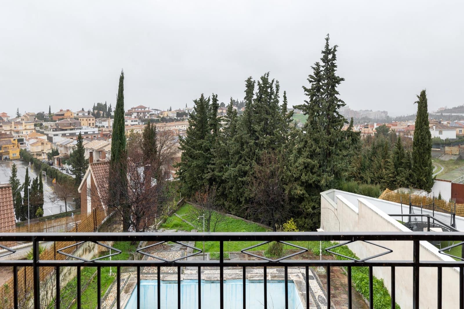 Chalet de 3 habitaciones en Huétor Vega en venta con piscina garaje - 365.000 € (Ref: 9599742)