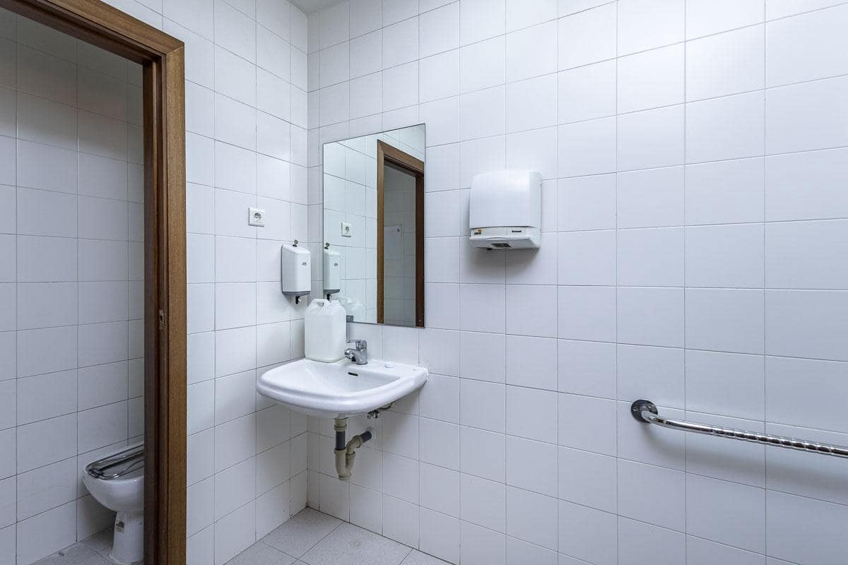 Erhverv til salg i Granada by - € 380.000 (Ref: 9599743)