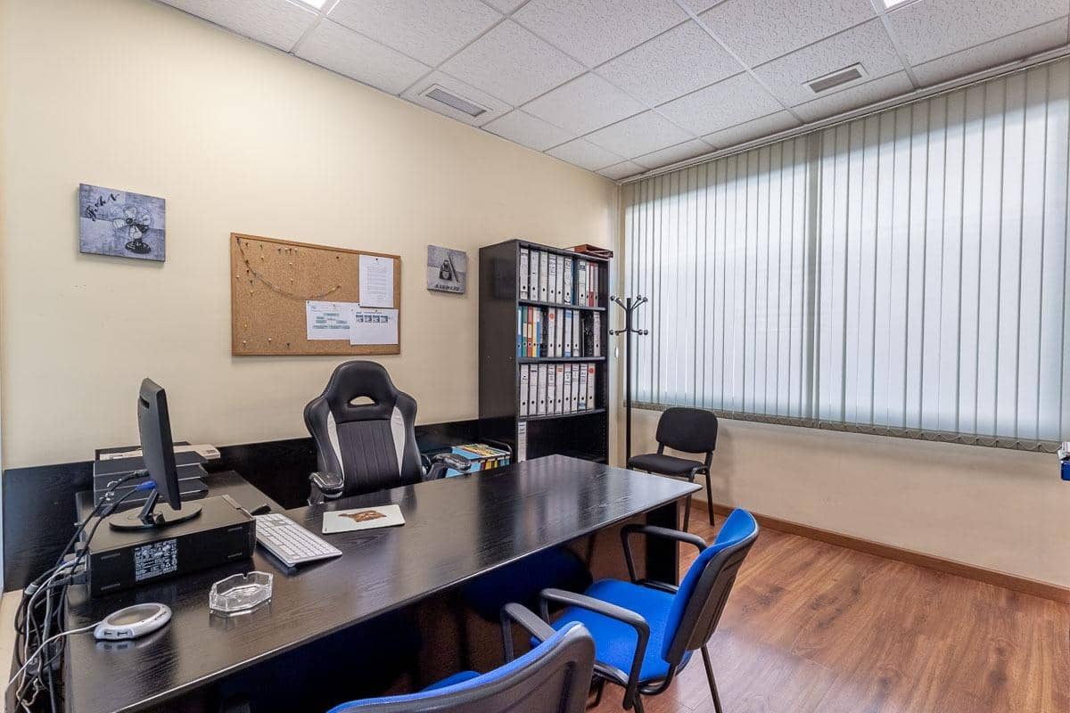 Erhverv til salg i Granada by - € 320.000 (Ref: 9599744)