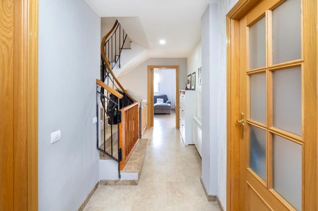 3 makuuhuone Rivitalo myytävänä paikassa Atarfe mukana uima-altaan - 240 000 € (Ref: 9605233)