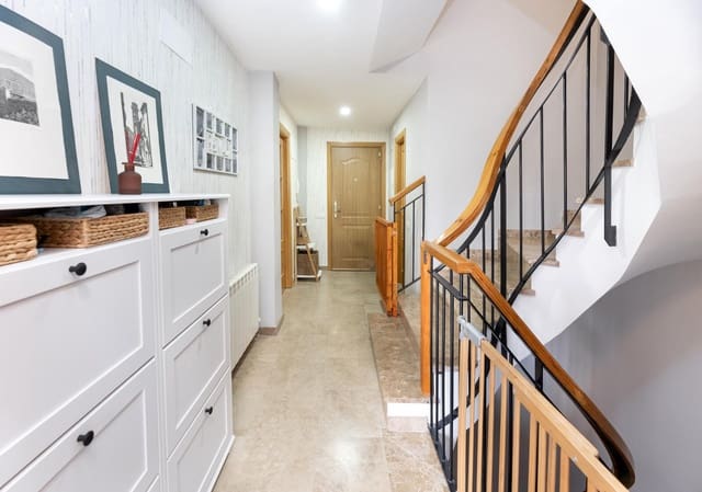 3 makuuhuone Rivitalo myytävänä paikassa Atarfe mukana uima-altaan - 240 000 € (Ref: 9605233)