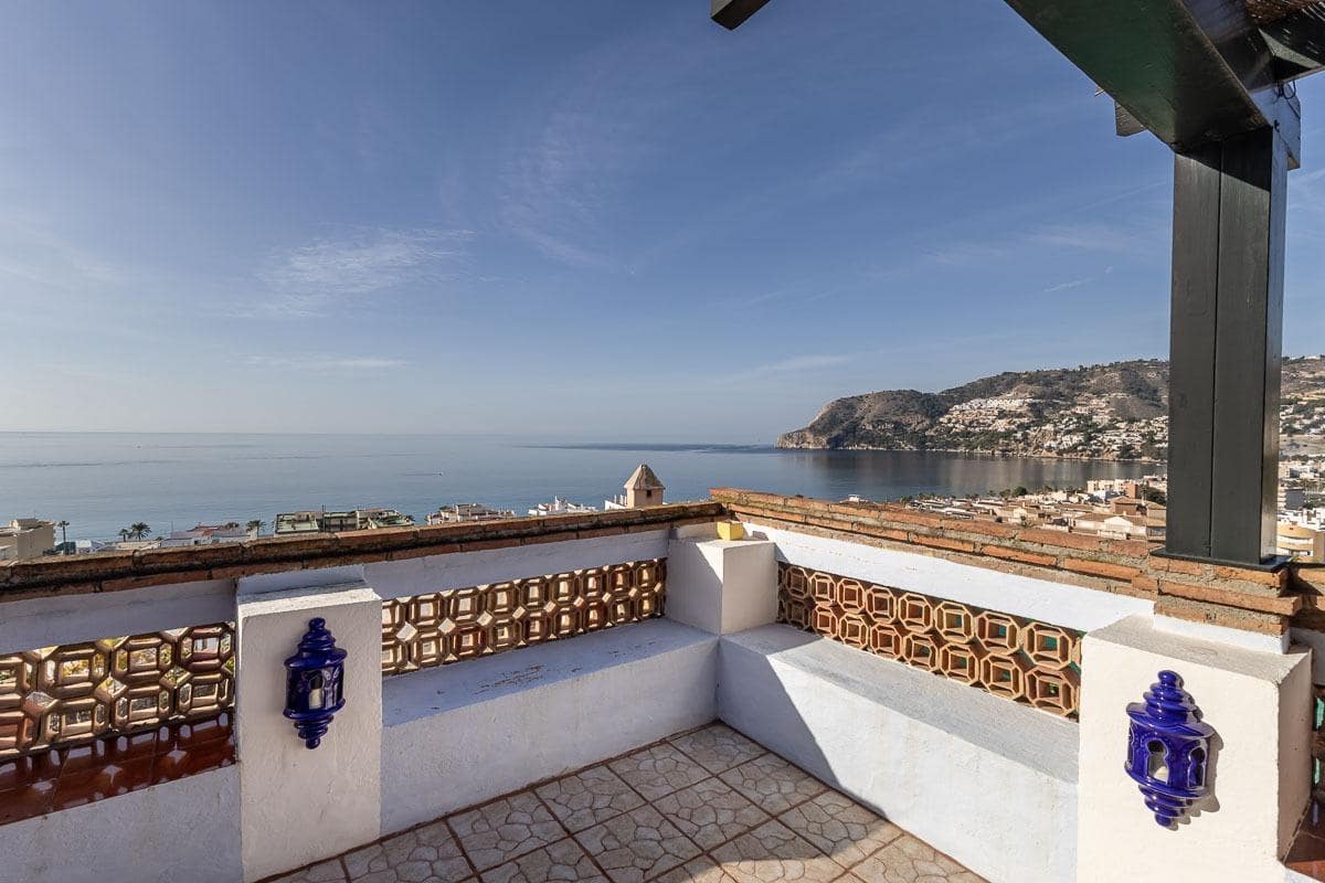 Chalet de 7 habitaciones en La Herradura en venta con piscina garaje - 1.690.000 € (Ref: 9605245)