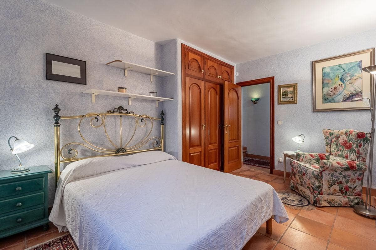 Chalet de 7 habitaciones en La Herradura en venta con piscina garaje - 1.690.000 € (Ref: 9605245)