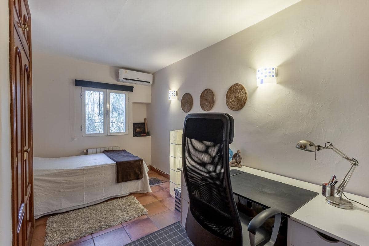 Chalet de 7 habitaciones en La Herradura en venta con piscina garaje - 1.690.000 € (Ref: 9605245)
