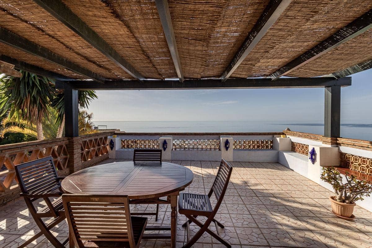 Chalet de 7 habitaciones en La Herradura en venta con piscina garaje - 1.690.000 € (Ref: 9605245)