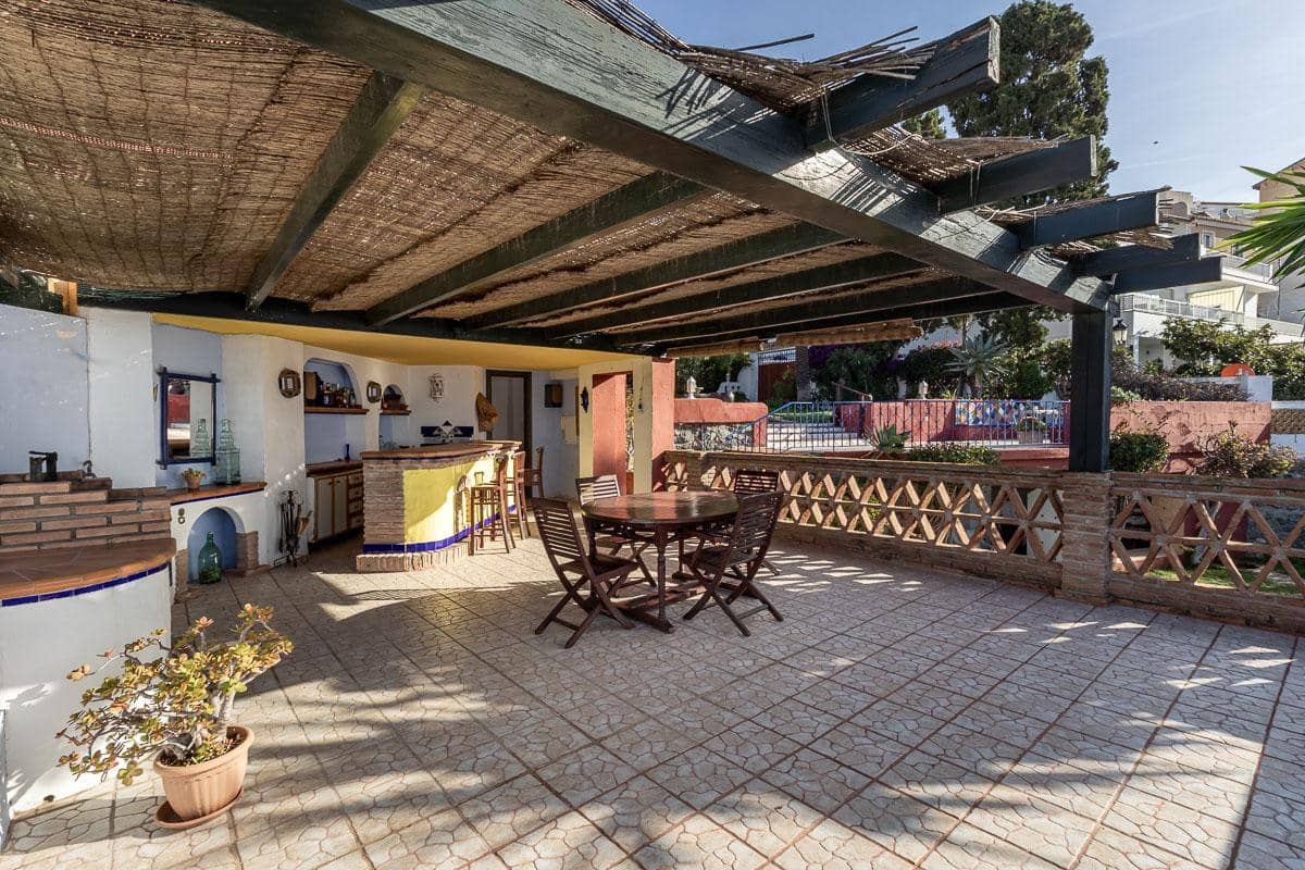 Chalet de 7 habitaciones en La Herradura en venta con piscina garaje - 1.690.000 € (Ref: 9605245)