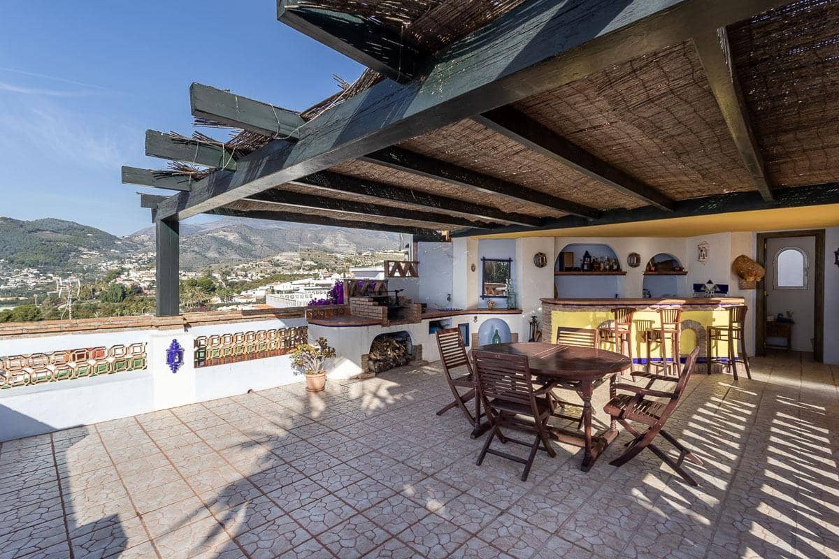 Chalet de 7 habitaciones en La Herradura en venta con piscina garaje - 1.690.000 € (Ref: 9605245)