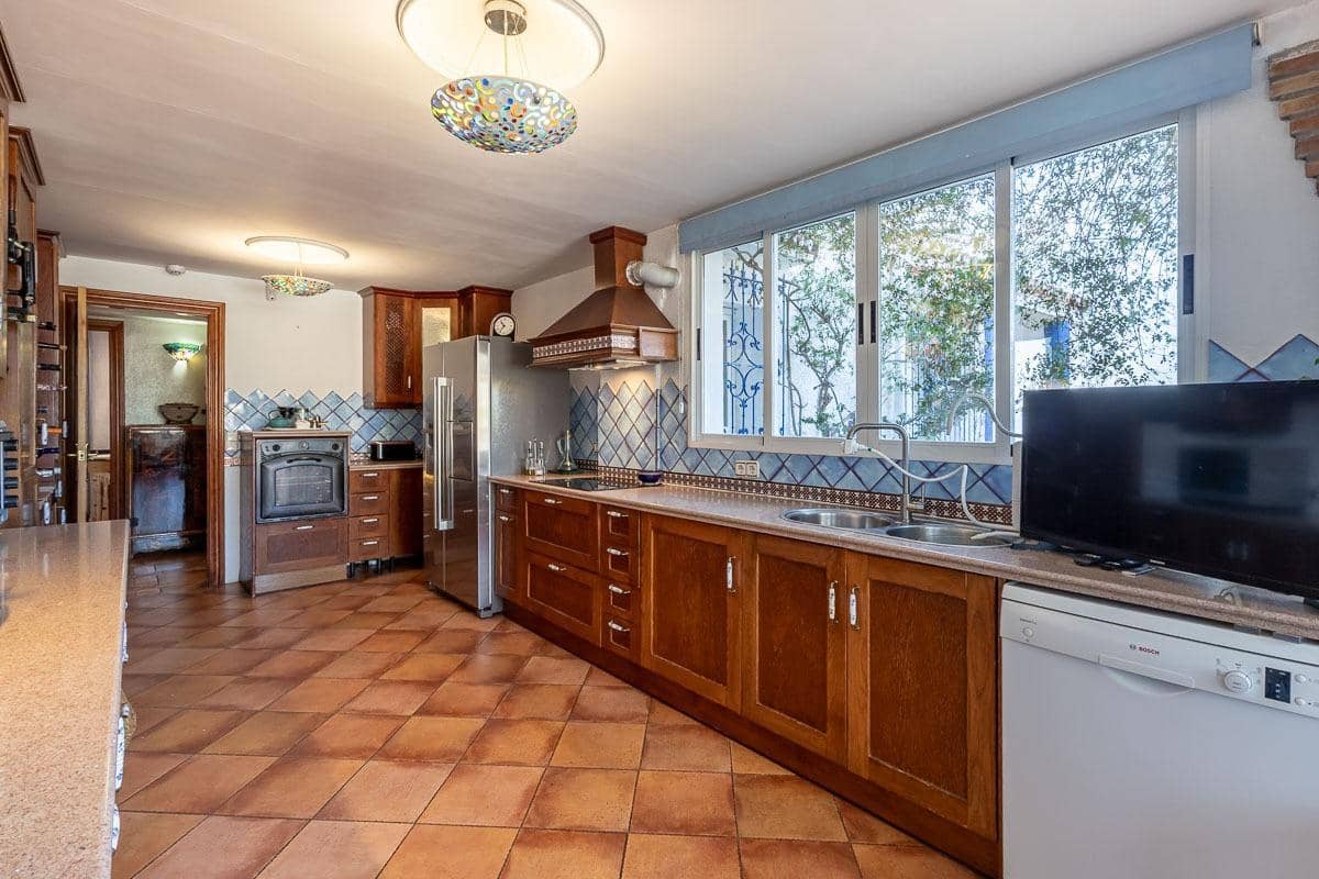 Chalet de 7 habitaciones en La Herradura en venta con piscina garaje - 1.690.000 € (Ref: 9605245)