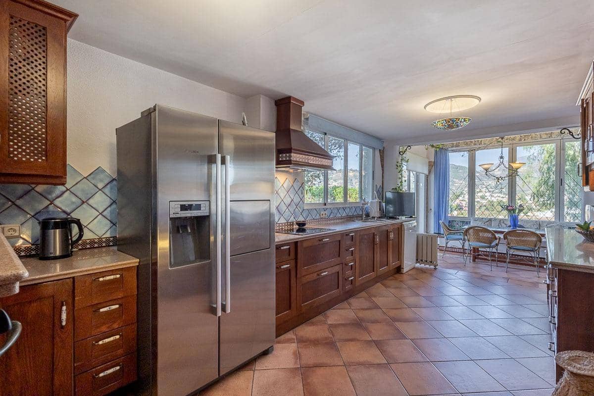 Chalet de 7 habitaciones en La Herradura en venta con piscina garaje - 1.690.000 € (Ref: 9605245)