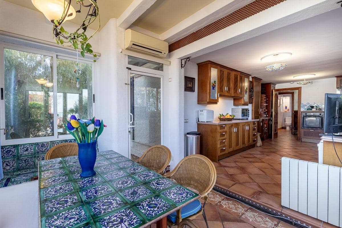Chalet de 7 habitaciones en La Herradura en venta con piscina garaje - 1.690.000 € (Ref: 9605245)