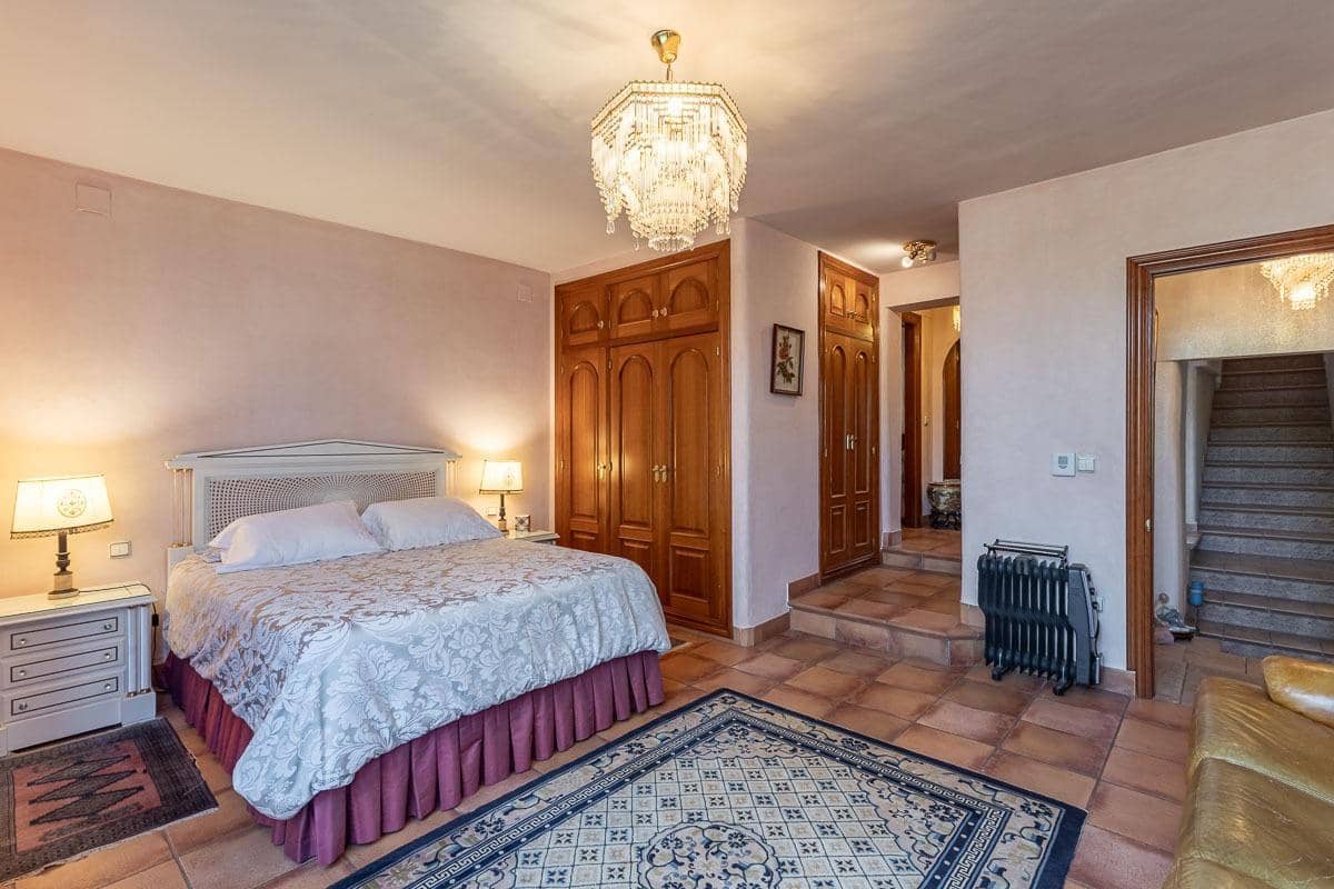 Chalet de 7 habitaciones en La Herradura en venta con piscina garaje - 1.690.000 € (Ref: 9605245)