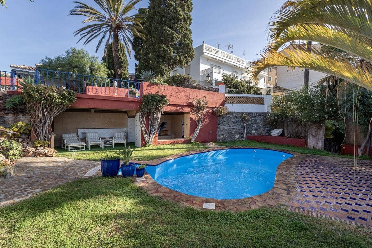 Chalet de 7 habitaciones en La Herradura en venta con piscina garaje - 1.690.000 € (Ref: 9605245)