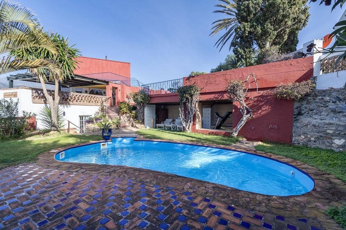 Chalet de 7 habitaciones en La Herradura en venta con piscina garaje - 1.690.000 € (Ref: 9605245)