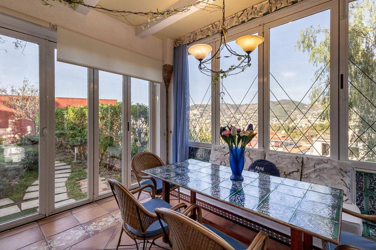 Chalet de 7 habitaciones en La Herradura en venta con piscina garaje - 1.690.000 € (Ref: 9605245)