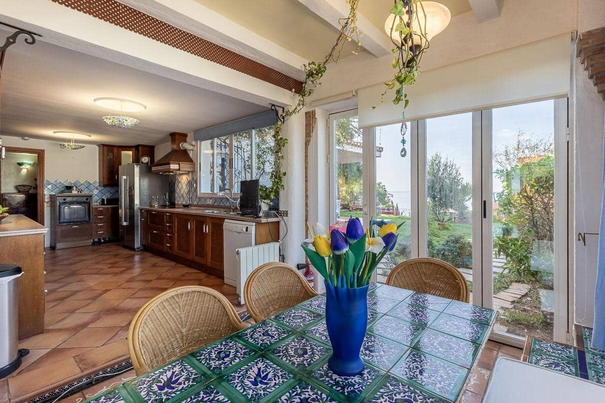 Chalet de 7 habitaciones en La Herradura en venta con piscina garaje - 1.690.000 € (Ref: 9605245)