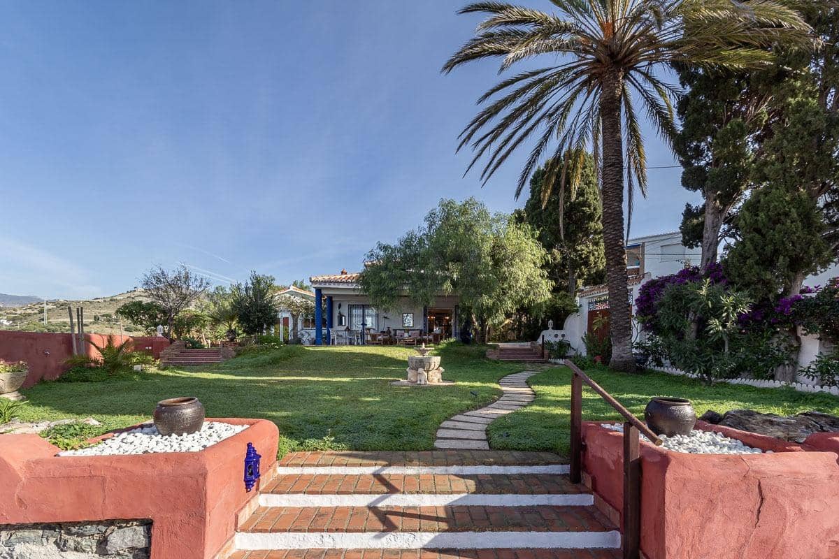 Chalet de 7 habitaciones en La Herradura en venta con piscina garaje - 1.690.000 € (Ref: 9605245)