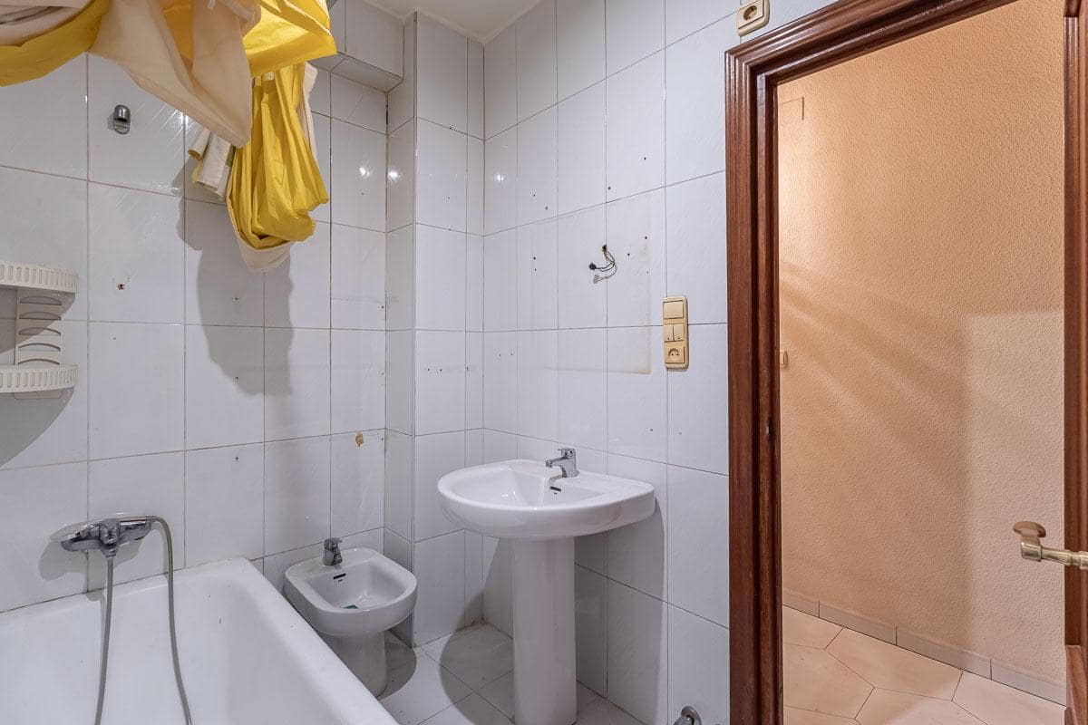 3 bedroom Flat for sale in Granada city - € 218,000 (Ref: 9608301)