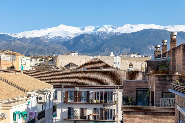 4 bedroom Penthouse for sale in Centro, Granada city with garage - € 730,000 (Ref: 9611453)