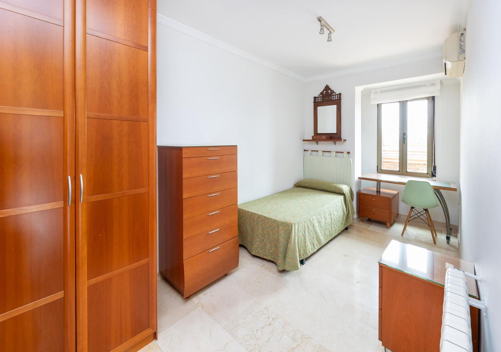 4 bedroom Penthouse for sale in Granada city with garage - € 730,000 (Ref: 9611453)