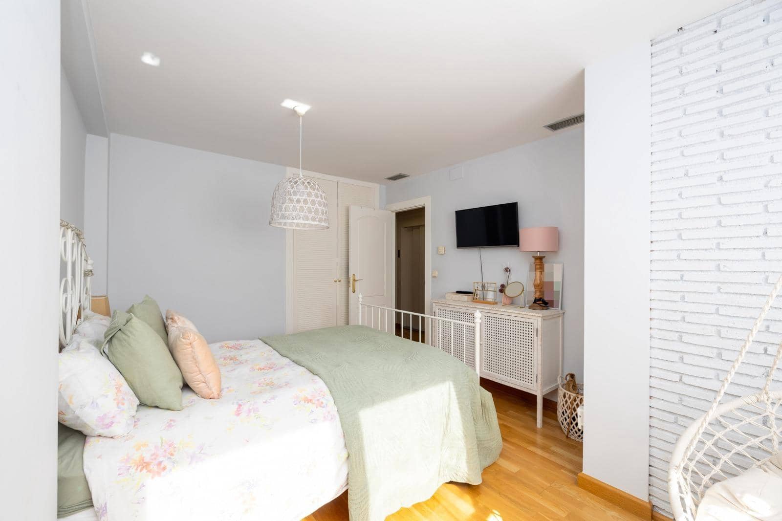 4 bedroom Terraced Villa for sale in Granada city with pool garage - € 770,000 (Ref: 9616107)