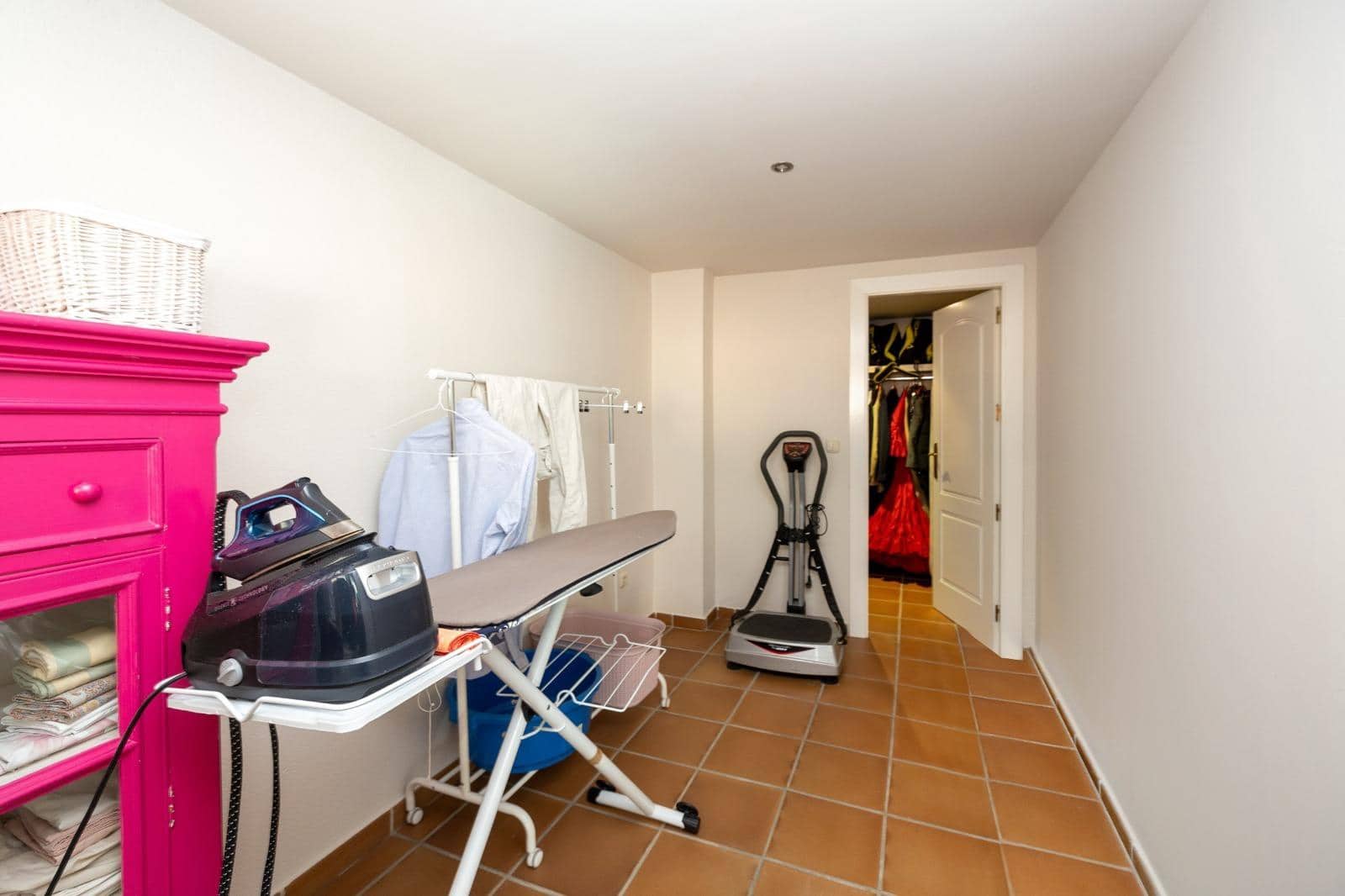 4 bedroom Terraced Villa for sale in Granada city with pool garage - € 770,000 (Ref: 9616107)