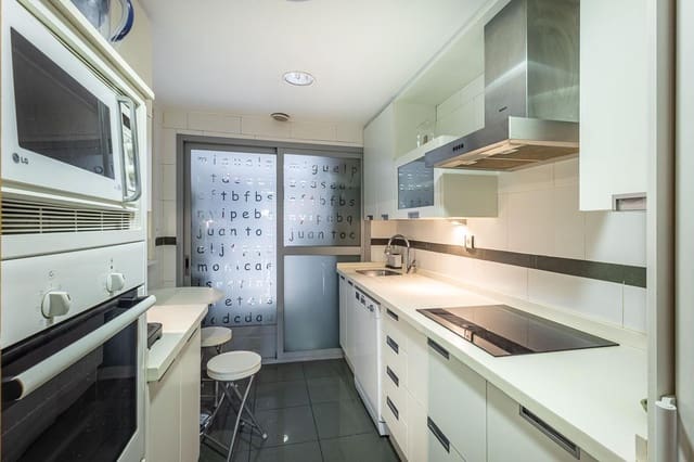 4 bedroom Flat for sale in Granada city with garage - € 695,000 (Ref: 9616109)