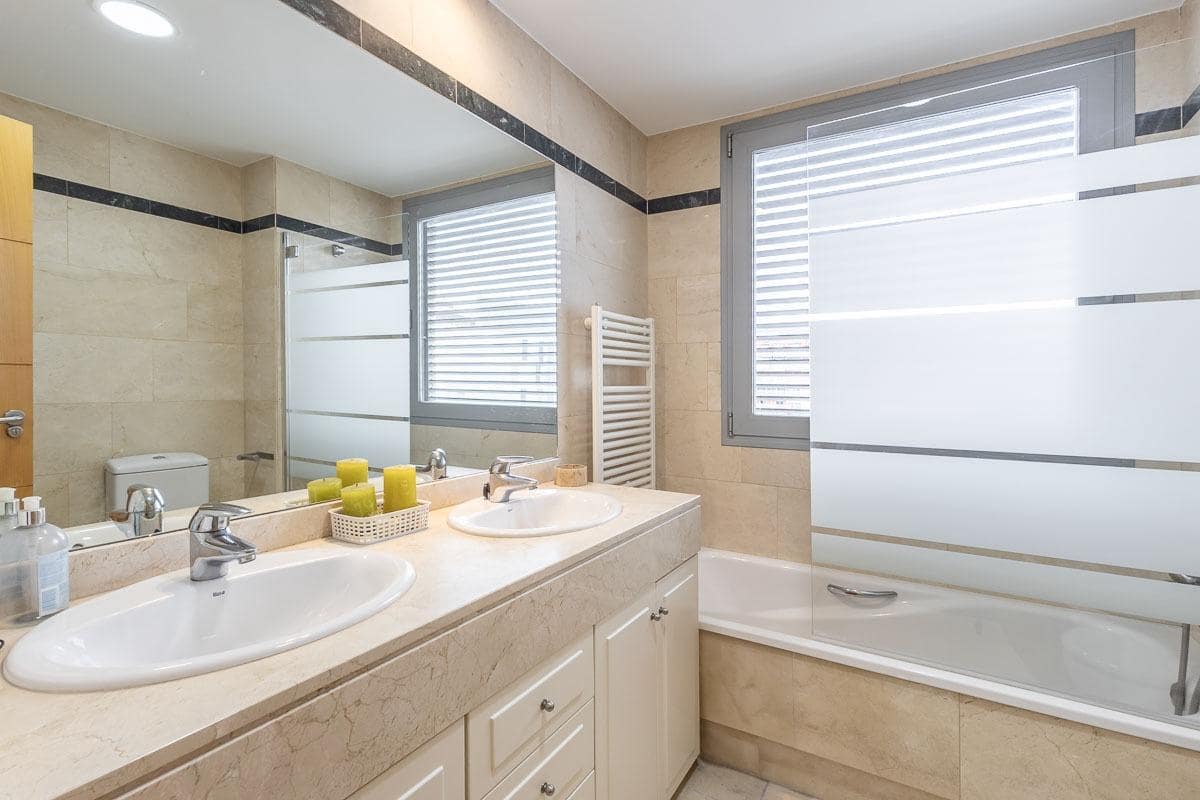 4 bedroom Flat for sale in Granada city with garage - € 695,000 (Ref: 9616109)