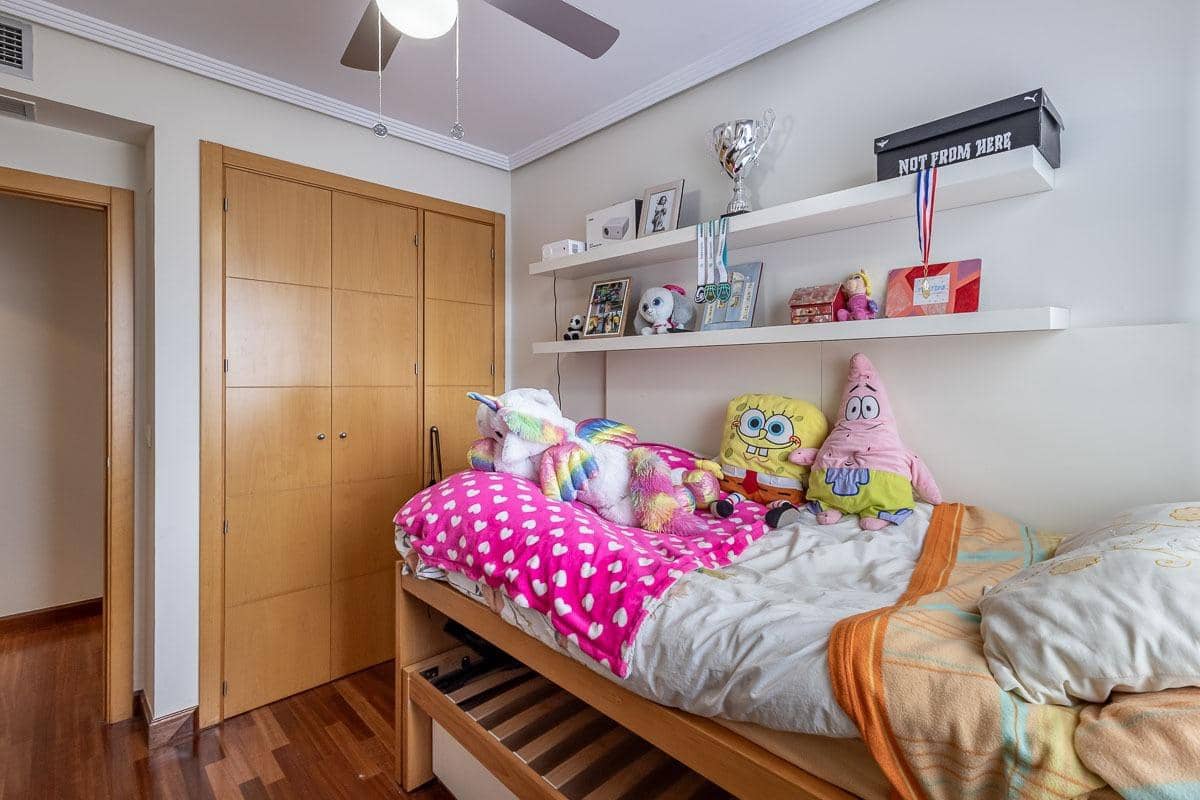 4 bedroom Flat for sale in Granada city with garage - € 695,000 (Ref: 9616109)