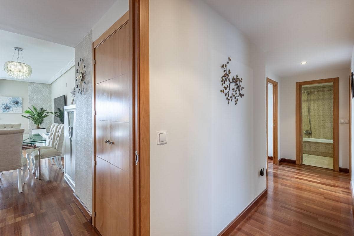 4 bedroom Flat for sale in Granada city with garage - € 695,000 (Ref: 9616109)