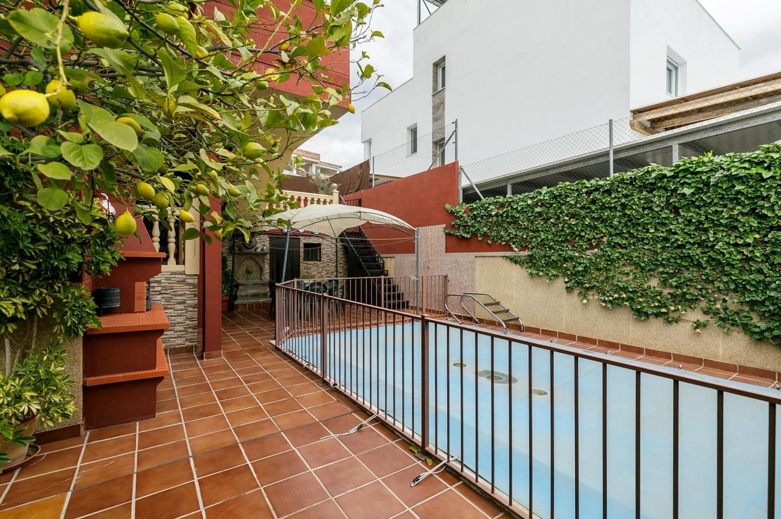 6 soverom Villa til salgs i Peligros med svømmebasseng - € 360 000 (Ref: 9619576)