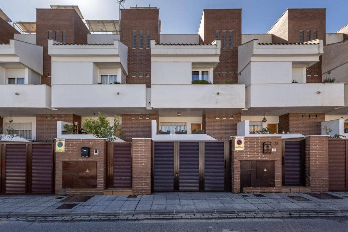 4 sovrum Radhus till salu i Churriana de la Vega med garage - 385 000 € (Ref: 9619578)