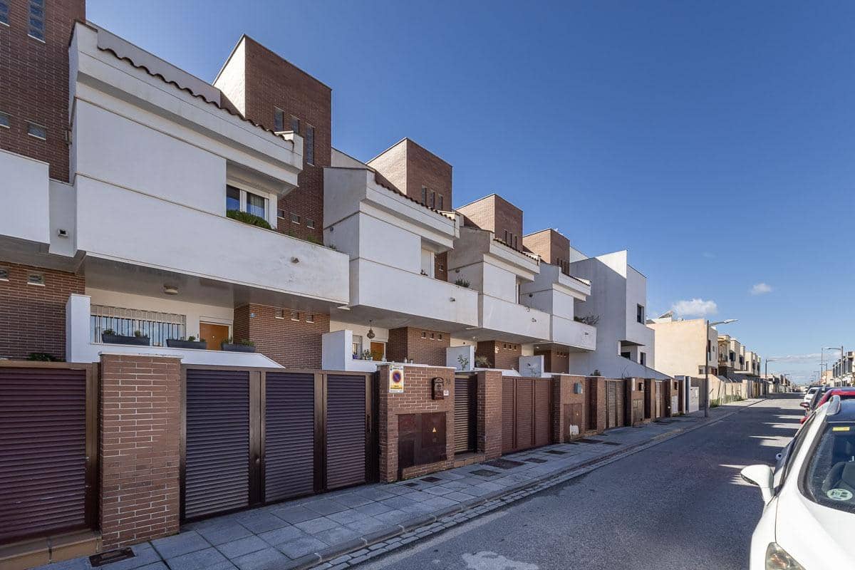 4 sovrum Radhus till salu i Churriana de la Vega med garage - 385 000 € (Ref: 9619578)