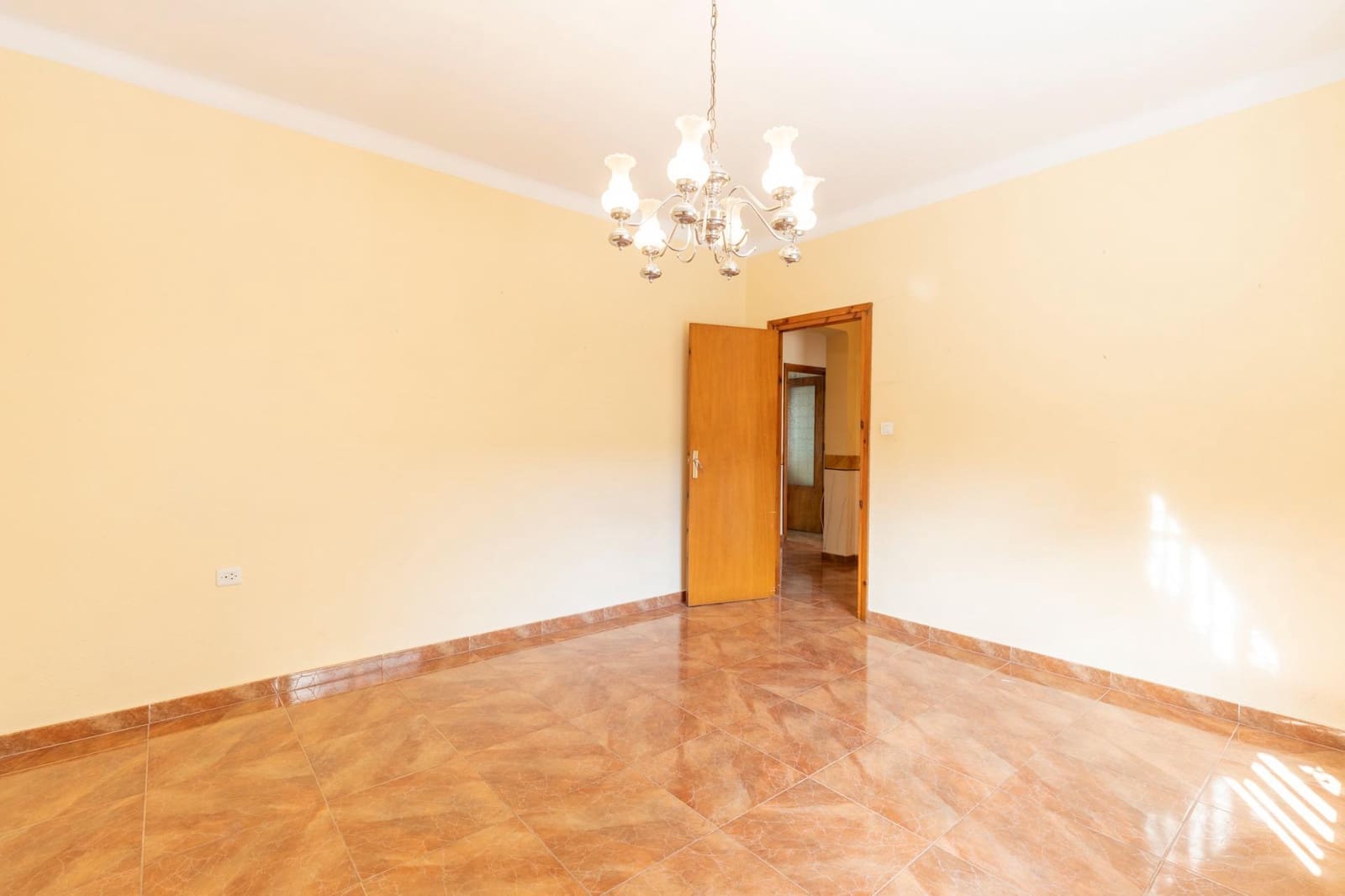 5 bedroom Townhouse for sale in Santa Fe with garage - € 174,900 (Ref: 9625936)