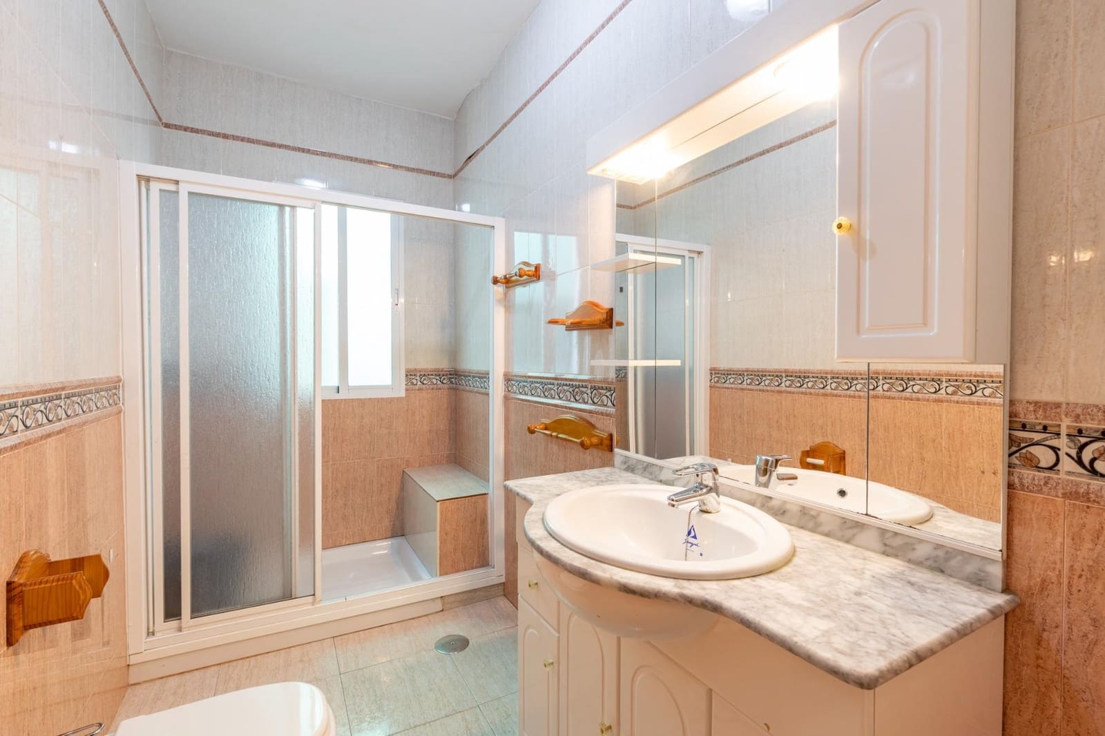 5 bedroom Townhouse for sale in Santa Fe with garage - € 174,900 (Ref: 9625936)