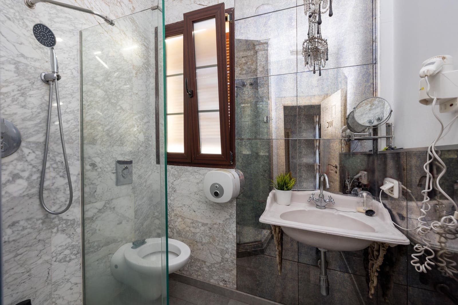 16 slaapkamer Villa te koop in Granada stad met zwembad - € 1.100.000 (Ref: 9634547)