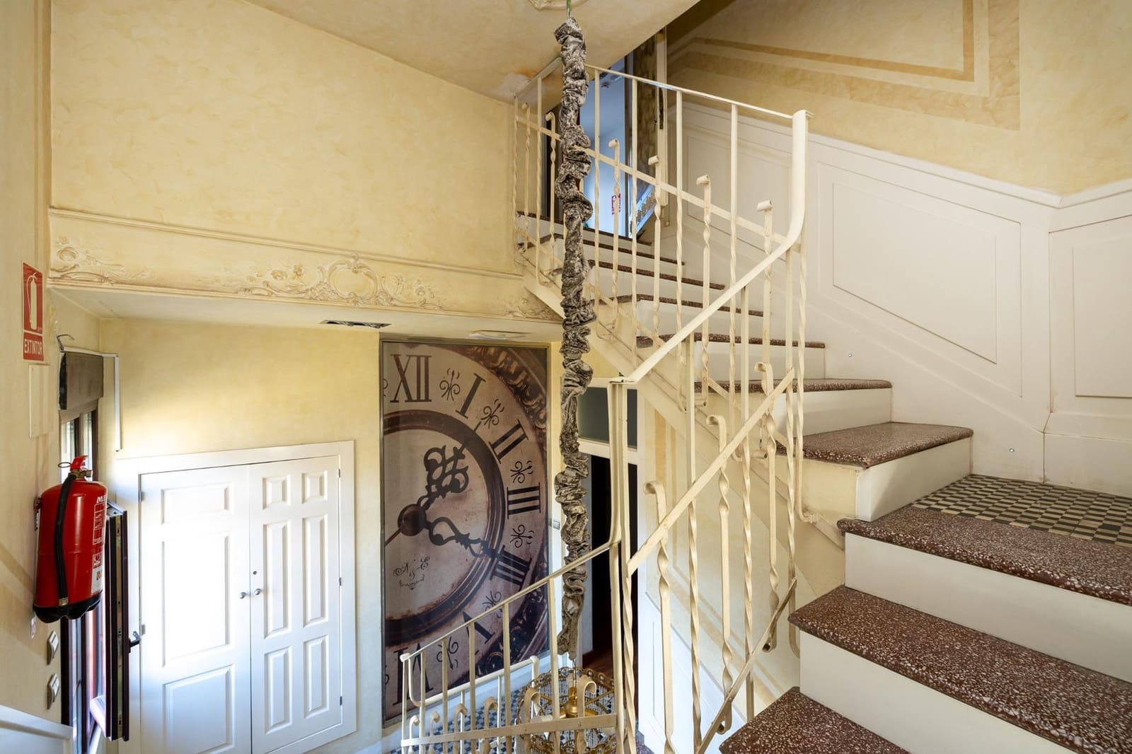 16 slaapkamer Villa te koop in Granada stad met zwembad - € 1.100.000 (Ref: 9634547)