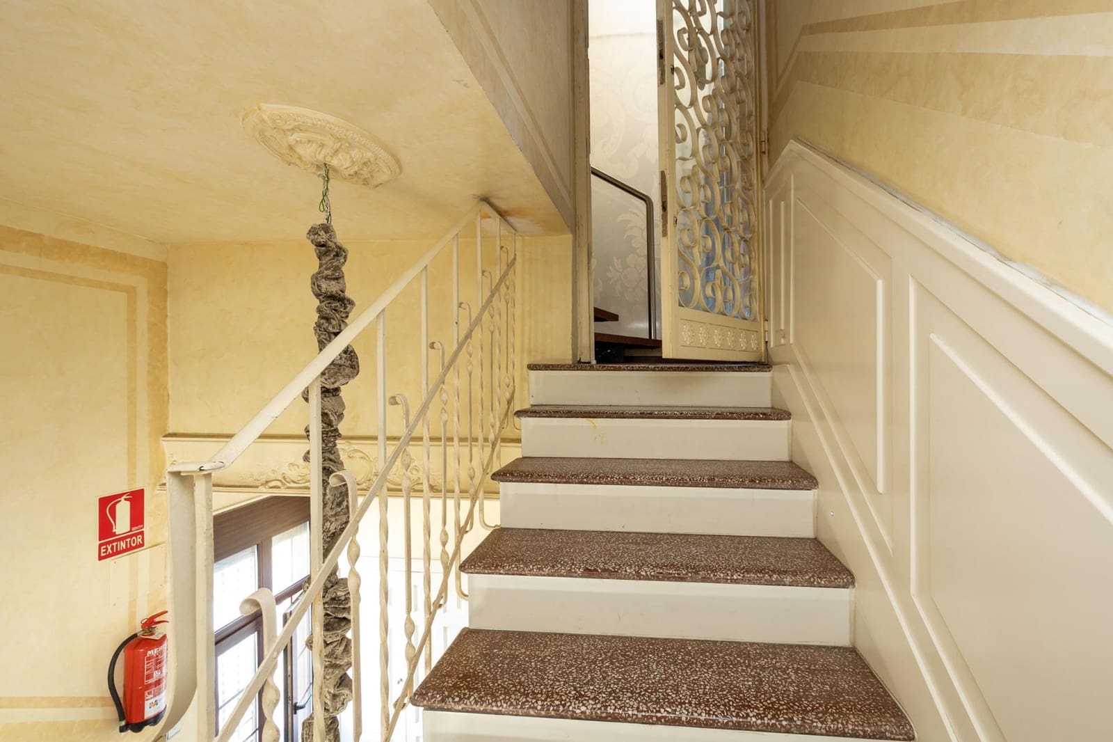 16 slaapkamer Villa te koop in Granada stad met zwembad - € 1.100.000 (Ref: 9634547)