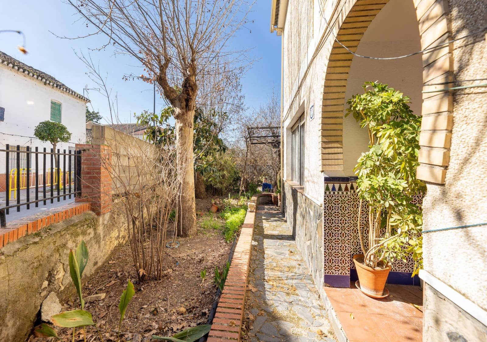 6 makuuhuone Paritalo myytävänä paikassa Belicena - 350 000 € (Ref: 9634552)