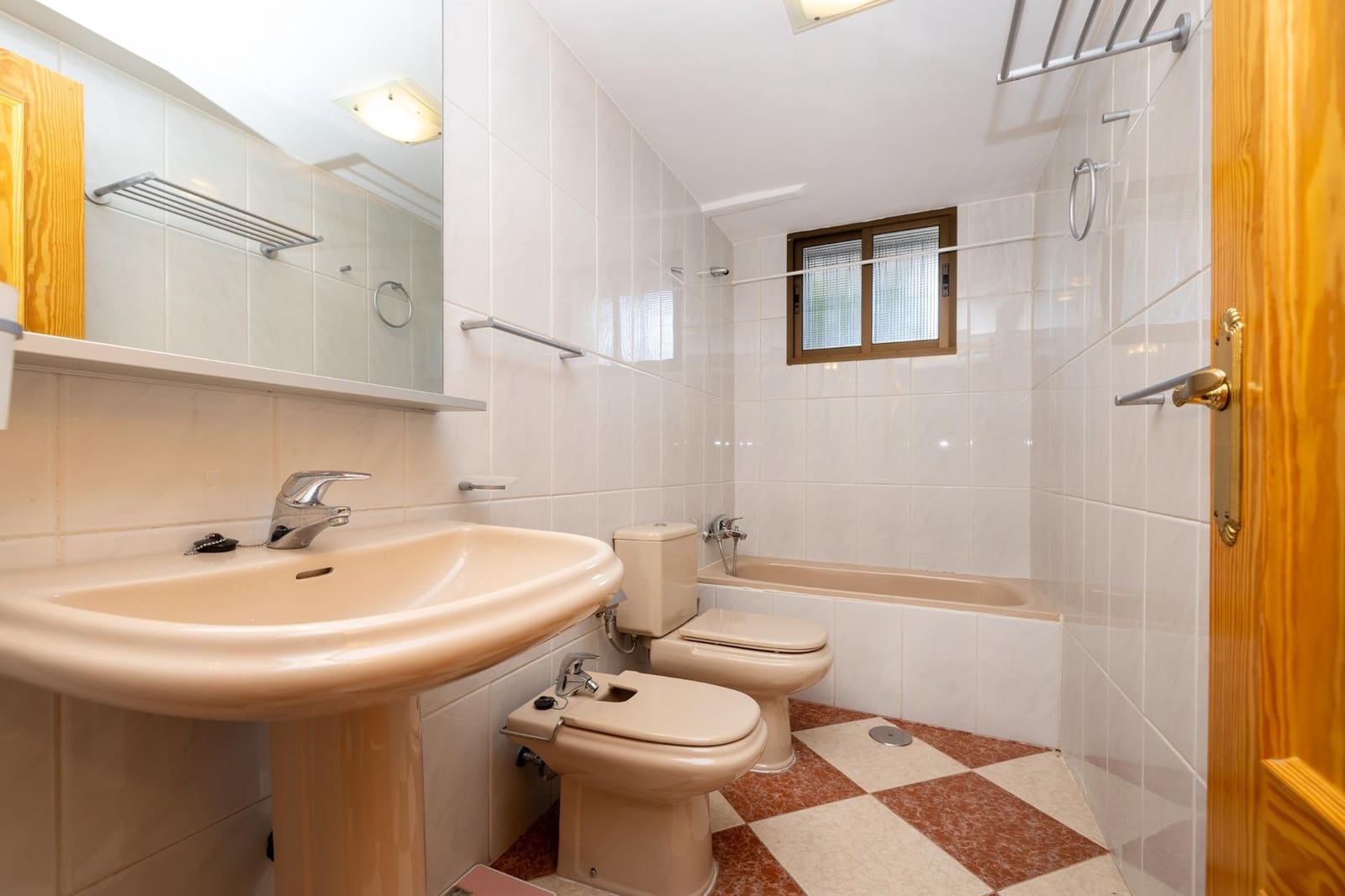 7 slaapkamer Villa te koop in Otura met zwembad garage - € 420.000 (Ref: 9637861)