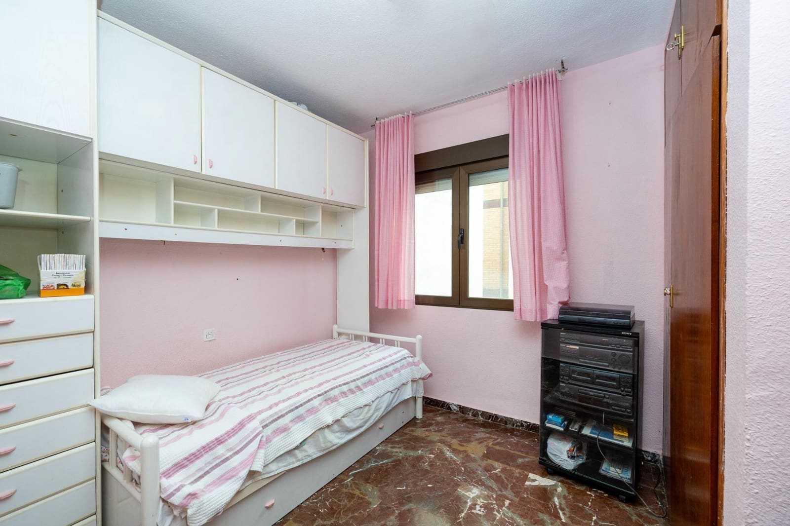 4 bedroom Flat for sale in Granada city with garage - € 335,000 (Ref: 9637862)