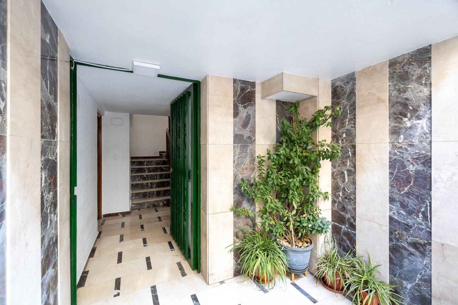 4 bedroom Flat for sale in Granada city with garage - € 335,000 (Ref: 9637862)