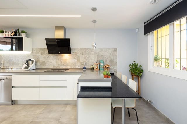 Adosado de 3 habitaciones en Granada ciudad en venta con garaje - 390.900 € (Ref: 9637864)